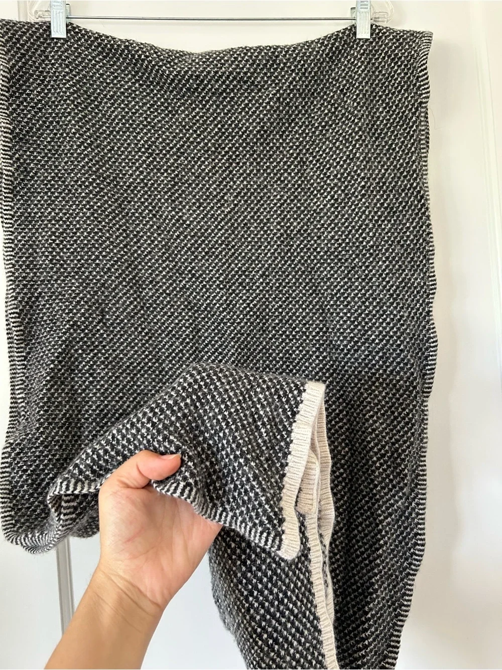Banana Republic Italian Yarn Scarf Merino Wool Cashmere Alpaca Black White 33